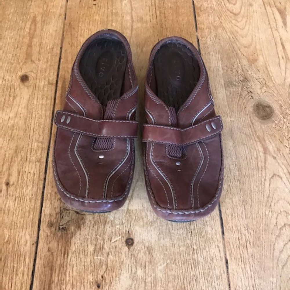 Privo by Clarks Leather slip on Clogs Mules Decorative Stap size 6.5